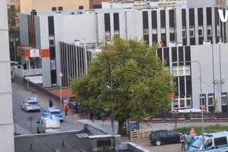 Mężczyzna chodził po dachu szpitala w Warszawie i spadł. Strażacy nie mogli rozłożyć skokochronu