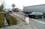 Czołowe zderzenie w Kostomłotach, przy wlocie do Kielc. Kierujący pojazdami trafili do szpitala