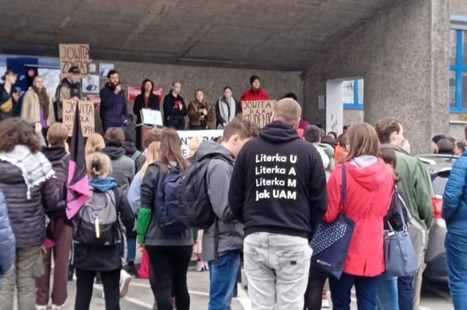 Protest studentów pod Domem Studenckim Jowita w Poznaniu
