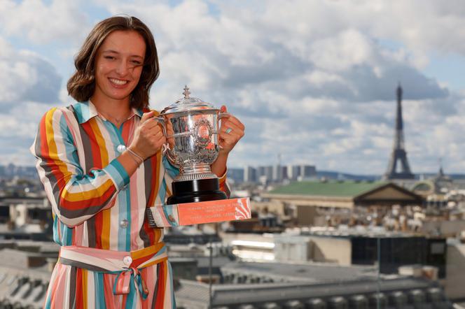 Iga Świątek w tęczowej sukience po wygraniu Roland Garros