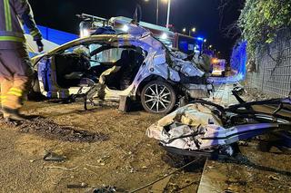 Dramatyczny wypadek w al. Prymasa Tysiąclecia. Zakleszczonego kierowcę strażacy musieli wycinać z wraku