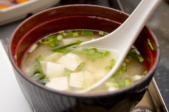 Bulion z ryżem i tofu: przepis