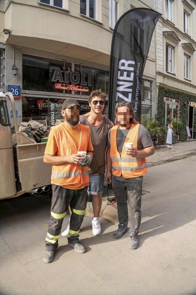 Tak Mikołaj Roznerski bawi się w centrum Warszawy. Prawdziwe z niego "ciacho"!