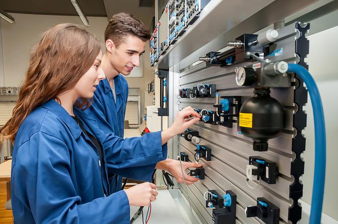 Technikum Nowoczesnych Technologii im. Jana Pawła II w Kleszczowie