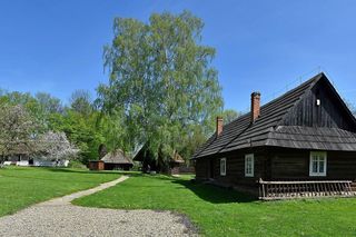 To najsławniejsza wieś w Małopolsce. Legenda głosi, że w miejscowym dworze zamieszkały diabły