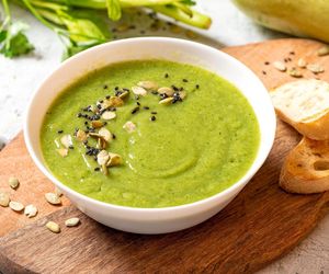 Jest pyszna, szybka i pomaga schudnąć. Ta kremowa zupa z cukinii to mój fit hit