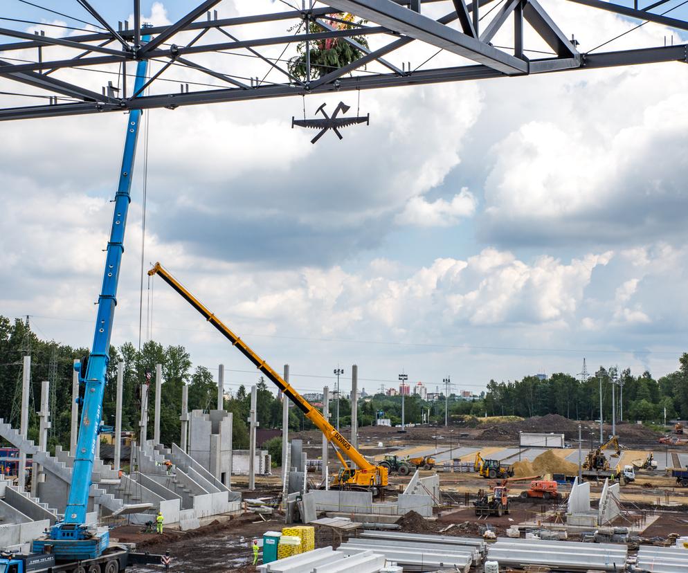 Prace przy nowym stadionie w Katowicach idą pełną parą. Na dachu obiektu zawisła wiecha