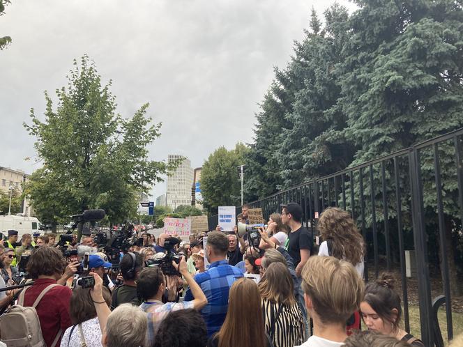 Manifestacja "Nigdy nie będziesz szła sama" w Warszawie. Strajk Kobiet pod Komendą Stołeczną Policji