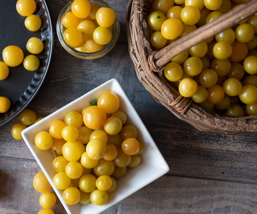 Nalewka z mirabelek z pestkami, na bimbrze: przepis na tradycyjną mirabelkówkę