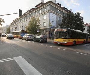 Pasażerowie komunikacji w Warszawie wściekli jak nigdy. 100 minut w korku. Wszystko stoi