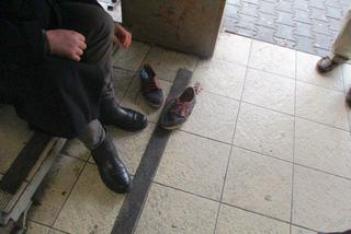 Straż Miejska dała buty bezdomnemu