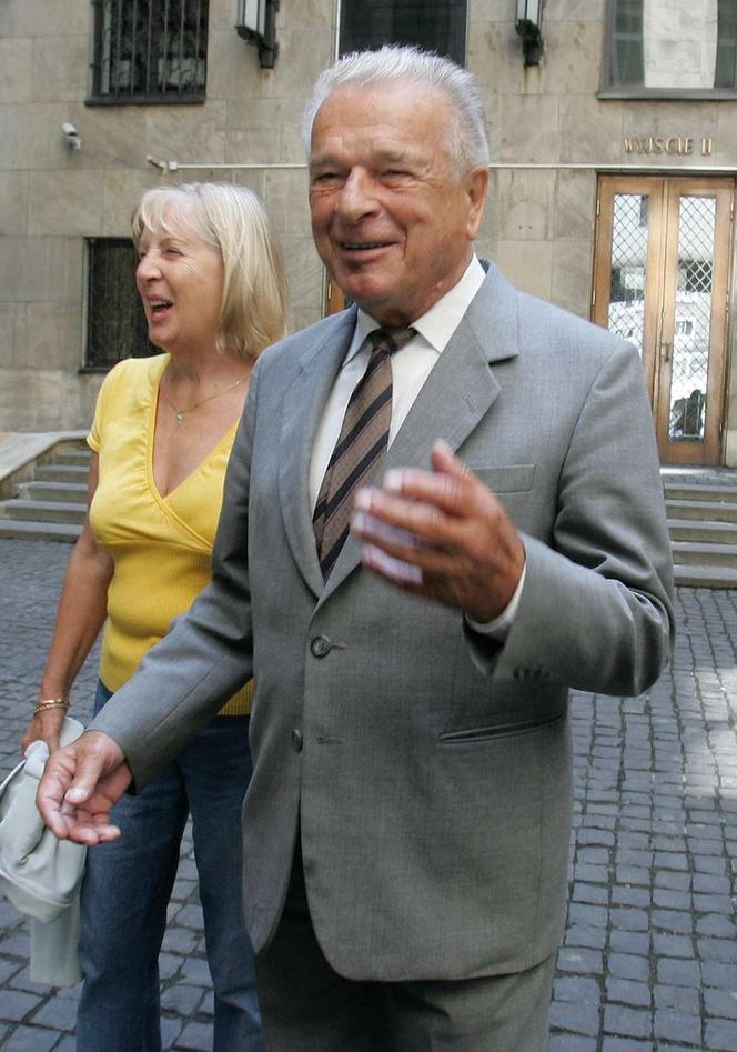 Czesław Kiszczak - minister spraw wewnętrznych (1981–1990),  członek (1986–1990) Biura Politycznego KC PZPR, prezes Rady Ministrów (2-24 sierpnia 1989), wicepremier (1989–1990).
