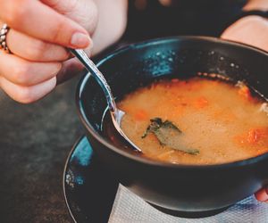 Jesz, chudniesz, sprzątasz w jelitach. 3 najlepsze zupy oczyszczające