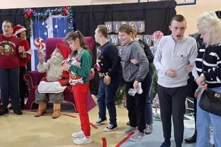 Mikołaj z Rovaniemi odwiedził uczniów Szkoły Podstawowej Specjalnej nr 19
