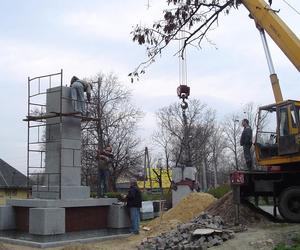 Zburzony i odbudowany!  Pomnik Niepodległości w Starachowicach