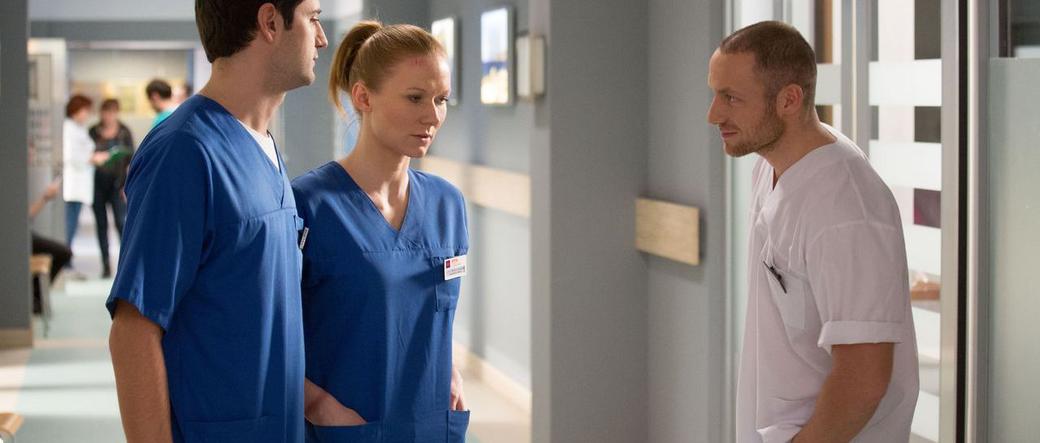 Na dobre i na złe, odcinek 700, Rafał (Konrad Eleryk), Wiktoria (Katarzyna Dąbrowska), Adam (Grzegorz Daukszewicz)