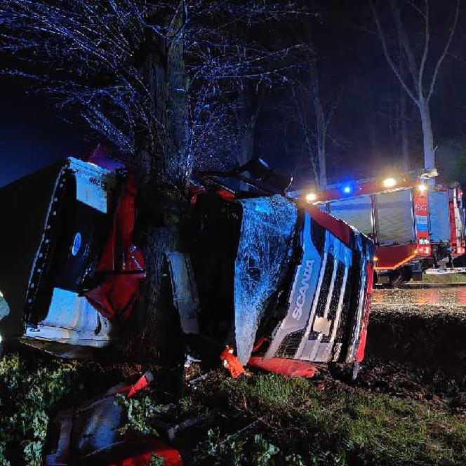 TIR wbił się w przydrożne drzewo! Z kabiny została miazga