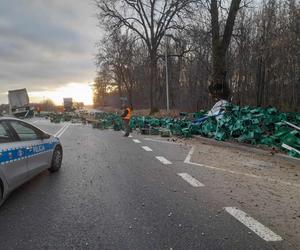 Wypadek ciężarówki z piwem na trasie Kielce - Busko-Zdrój
