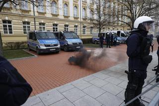 Niespokojny protest rolników w Warszawie. Służby obrzucone puszkami po piwie i petardami