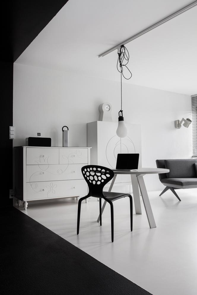 Czarno-biała aranżacja małego mieszkania