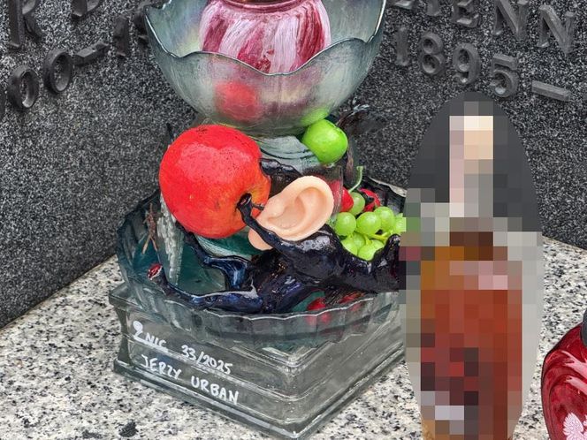 Grób Jerzego Urbana w Zaduszki. Niewiarygodne, co mu położyli na płycie!