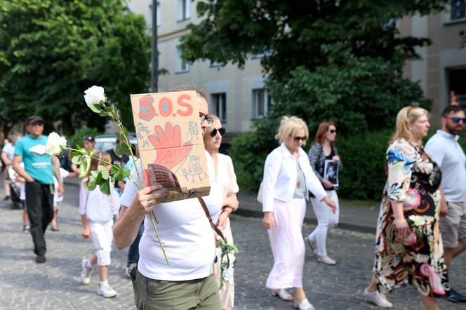 Pan Artur płakał w tracie białego marszu w Częstochowie. "Kamilek śni mi się po nocach"