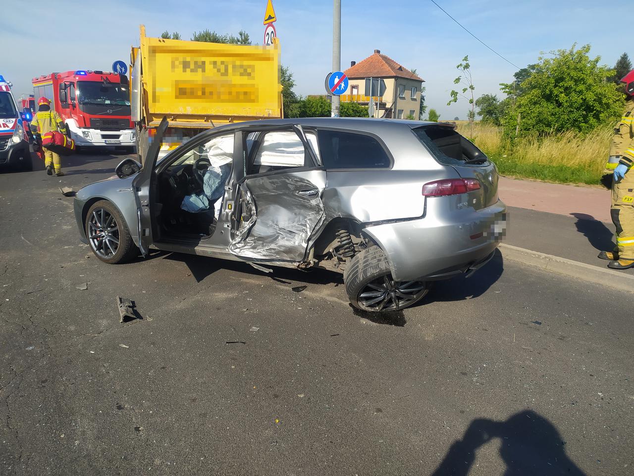 Zderzenie trzech pojazdów pod Krotoszynem. Poszkodowana matka z dwójką dzieci! [ZDJĘCIA]
