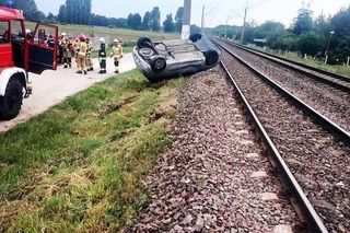 Pijana 39-latka dachowała na nasypie kolejowym. W aucie były jej dzieci!