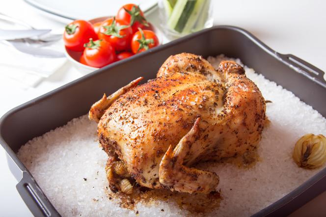 Kurczak pieczony na soli: najprostszy przepis na kurczaka pieczonego