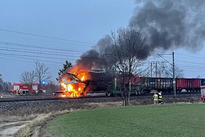 Zderzenie lawety z pociągiem koło Gniezna! Pojazdy stanęły w płomieniach 