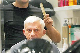 Jerzy Buzek robi się na bóstwo u fryzjera - ZDJĘCIA