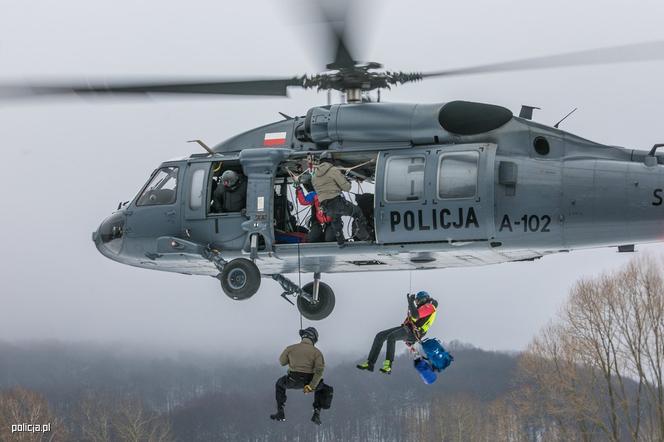 Zimowe ćwiczenia śląskiej policji w Bieszczadach