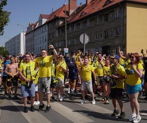 Przemarsz kibiców Stali Gorzów przed meczem z Falubazem Zielona Góra