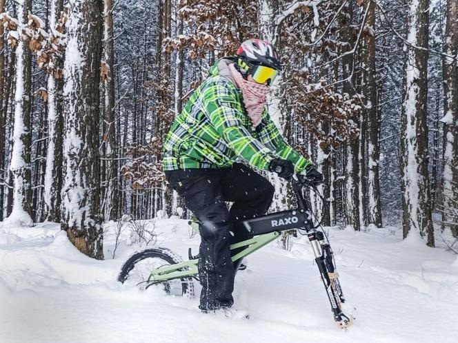 Genialny wynalazek! Na Śląsku powstał rower z silnikiem i... płozą. Można nim jeździć po śniegu [ZDJĘCIA, WIDEO]