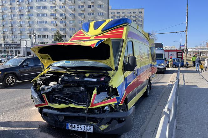 Karetka na sygnale rąbnęła w małego fiata. Wypadek na Żoliborzu 