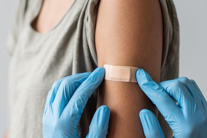Szczepienia w aptekach 2025. Naczelna Rada Lekarska ostrzega przed ryzykiem powikłań 