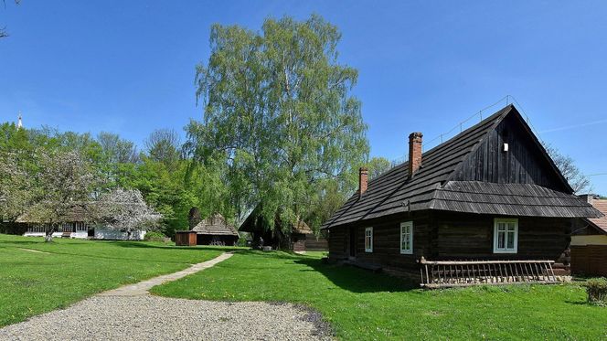 To najsławniejsza wieś w Małopolsce. Legenda głosi, że w miejscowym dworze zamieszkały diabły