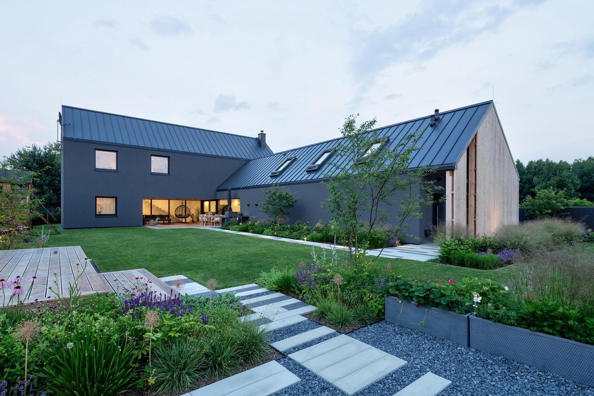 Szary dom w Świerczyńcu koło Tychów