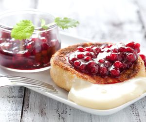 Przepis na przystawkę Ewy Wachowicz: camembert z żurawiną