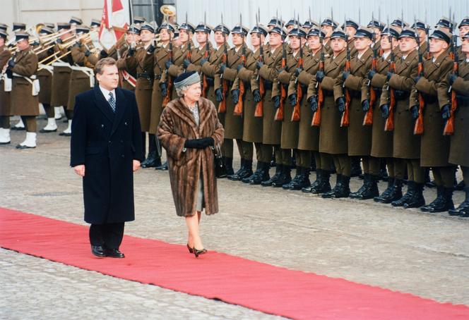Aleksander Kwaśniewski i królowa Elżbieta w 1996 r.