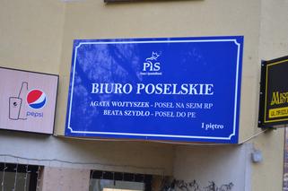 Z KOBIETAMI NIE WYGRACIE w Starachowicach też protestowali przed biurami posłów PiS 