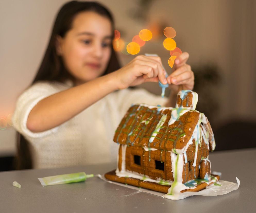 Domek z piernika: prosty przepis w kilku krokach, jak zrobić piernikową chatkę