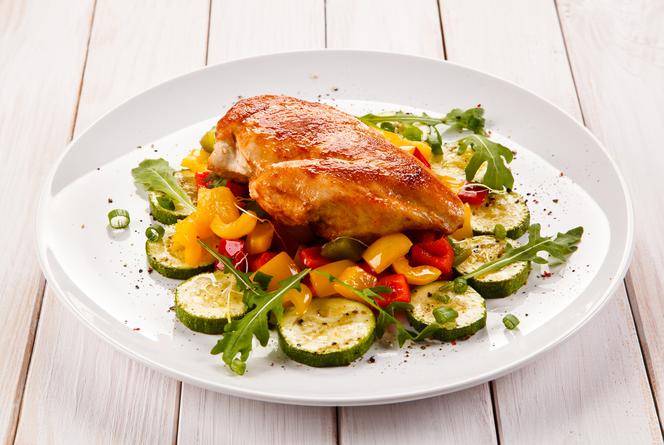 Pieczony kurczak z sałatką z konserwowej papryki: przepis na szybki obiad