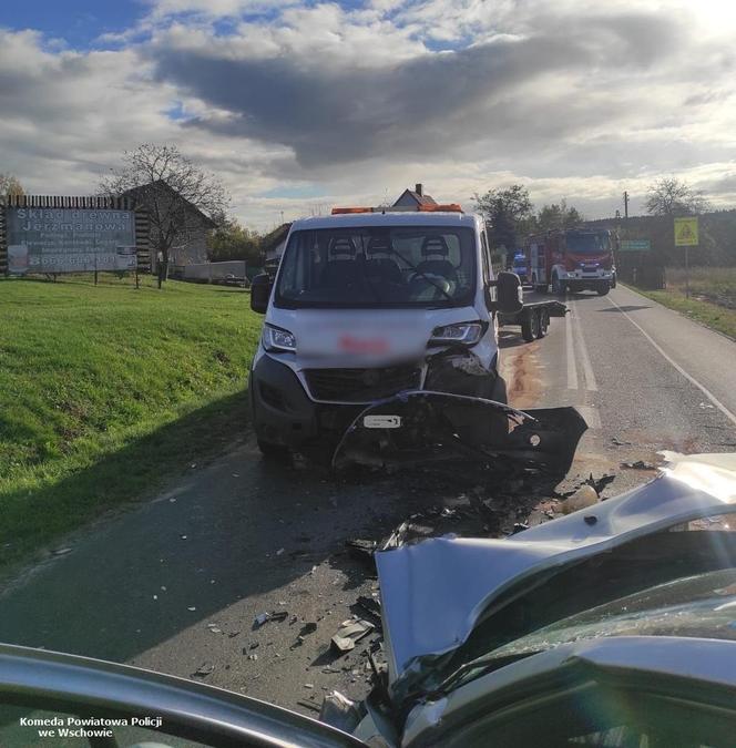 Wypadek na łuku drogi niedaleko Sławy. Dwie osoby poszkodowane