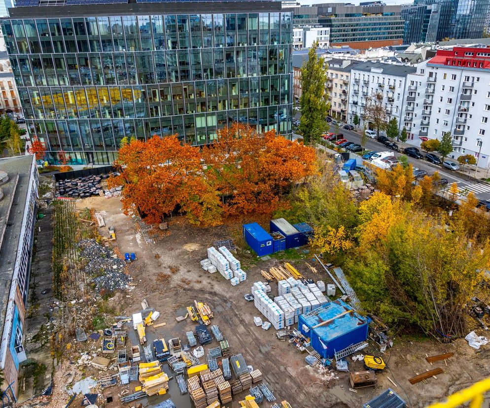 Plac budowy apartamentów M7 przy Miedzianej w Warszawie jesienią. O postępach inwestycji przeczytasz na Architektura.