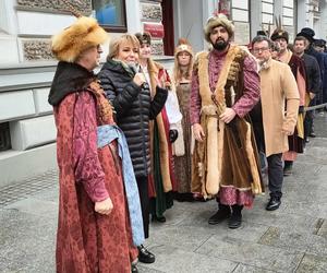 Polonez dla Łodzi. Setki łodzian we wspólnym tańcu [ZDJĘCIA]