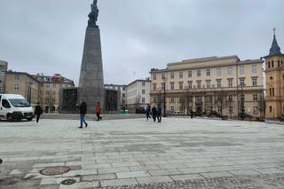 Plac wolności kilka dni przed otwarciem! Już odwiedzają go pierwsi łodzianie [ZDJĘCIA]