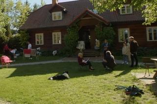 	M jak miłość nowy sezon na planie. Natalka (Dominika Suchecka), jej córka Hania (Wiktoria Basik), Bartek (Arkadiusz Smoleński), Kisielowa (Małgorzata Rożniatowska)