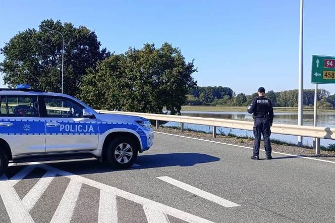 Sądeccy policjanci pomagają na terenach zalanych przez powódź [ZDJĘCIA] 