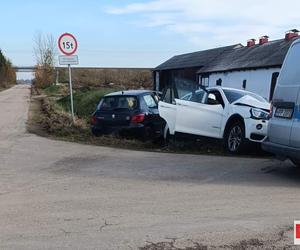 BMW zderzyło się z peugeotem. Widok jest przerażający, są poszkodowani